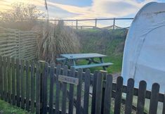 Others 6 Cosy 1 Bedroom Cabin- Moon Pod