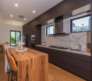 Others 4 Entire House in Port Melbourne w/ Parking & Pool