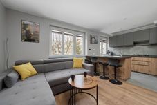 Others Modern Kotsisa Apartment by Renters