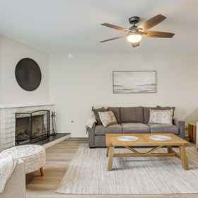 Primary image1陽光海濱住宅,附露台,距市中心5英里!,Sleeping Tiger Coffees飯店