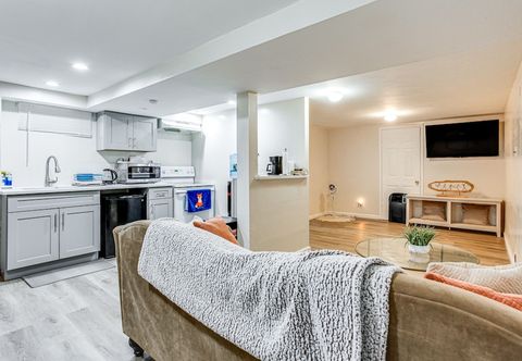 อื่นๆ Pet-friendly Elmont Apartment: 17 Mi to Nyc!