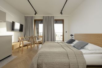 Others 4 Horse Racing View 8th Floor by Renters