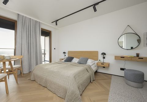 Lainnya Horse Racing View 8th Floor by Renters