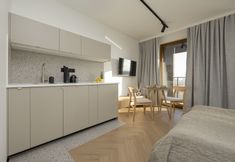 Others 6 Horse Racing View 8th Floor by Renters