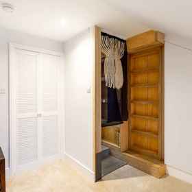 Room 1 Bright Maida Vale Apartment, Primrose Hill Hotels