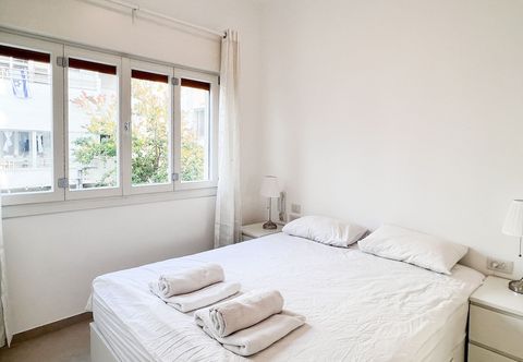 Khác Classic Bauhaus with Balcony by FeelHome