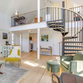 Living area1Dreamy Hudson Valley Cottage w/ State Park Views,西点博物馆飯店