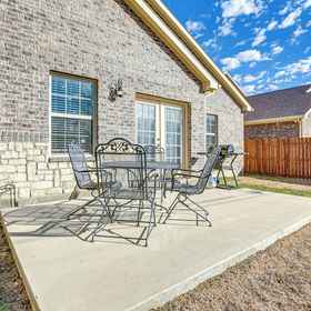 Interior1寬敞的大草原城度假屋,附有圍欄庭院和露台,Six Flags Mall飯店