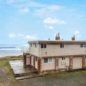 Primary image 1 Rock Candy by Avantstay Beachfront, Views, Patio Walk to Rockaway Beach, 蒂拉穆克县 Villas