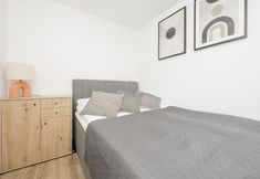 Others 2 Grey Apartment Śródmieście by Renters