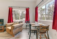 Others 4 Charming Grants Pass Cottage w/ Patio & Gas Grill!