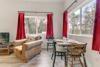 Others 4 Charming Grants Pass Cottage w/ Patio & Gas Grill!