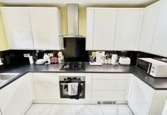 Others 6 Remarkable 3-bed House in Reading