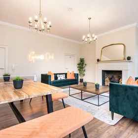 Room 1 โฮสต์อพาร์ทเมนท์ เดอะ ร็อดนีย์ทาวน์เฮาส์, โรงแรม & ที่พัก O2 Academy