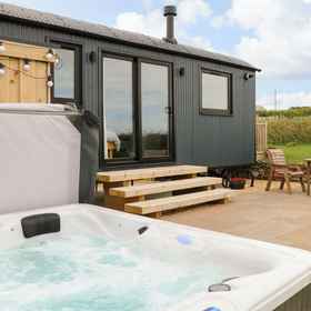 Primary image 1 Northcott Hut, Deviock Hotels