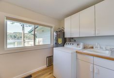 Khác 5 Waterfront Washington Getaway w/ Hot Tub & Deck!