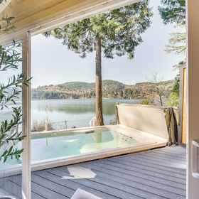 Interior1Waterfront Washington Getaway w/ Hot Tub & Deck!,The Evergreen State College飯店
