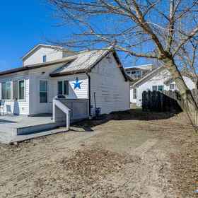 Primary image1Sunset Bay Cottage: Walk to Lake Erie & Beach!,肖托夸县飯店