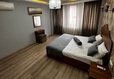 Others 7 Capitol Suit Apart