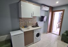 Others 3 Capitol Suit Apart