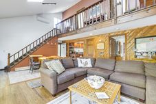 Lain-lain East Hampton Home w/ Hot Tub & Seasonal Pool!