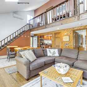 Primary image1East Hampton Home w/ Hot Tub & Seasonal Pool!,美好家园博物馆飯店