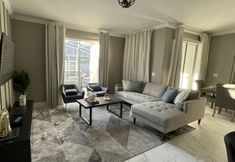 Others 7 Relaxing 4 Bed Town Home With Splash Pool 4 Bedroom Townhouse by RedAwning