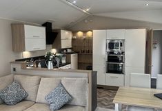 Others 4 Cosy 3-bed hot tub Lodge in Pr3