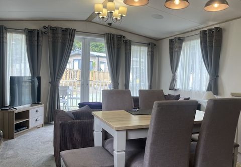 Others Immaculate 3-bed Lodge in Out Rawcliffe