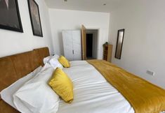 อื่นๆ 3 Beautiful 1-bed Apartment in Walton on the Naze