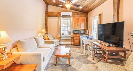 其他 2 Tranquil Suite w/ Porch < 2 Mi to Cedar Lakes!