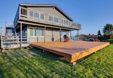 Others Scenic Tacoma Apartment w/ Deck & Fire Pit!