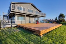 Others Scenic Tacoma Apartment w/ Deck & Fire Pit!