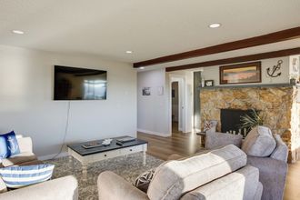 Others 4 Scenic Tacoma Apartment w/ Deck & Fire Pit!