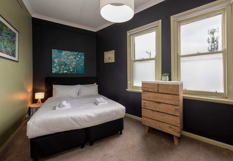 Others Unique 2BR Converted Storefront APT in Alphington!