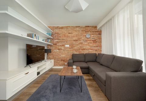 Others Modern Apartment Terrace by Renters
