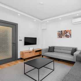 Room 1 คอนโดใจกลางเมืองพร้อมระเบียง 5 นาทีถึงหาดลารา, โรงแรม & ที่พัก Merkez