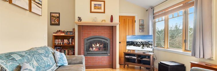 Others The Three Sisters Walk to Downtown Sisters