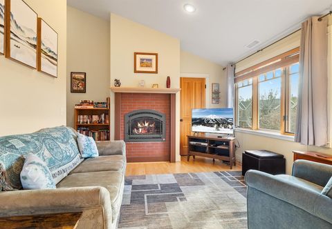 Others The Three Sisters Walk to Downtown Sisters