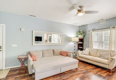 Others 5 Community Pool & Private Balcony: Chic Lewes Gem