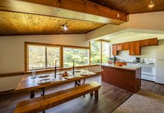 Others 6 4 bedroom Blue Mountain Cottage with Private Beach Access, BBQ, Petfriendly