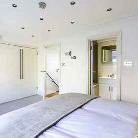 Room 1 บ้านเล็ก แวนิส, โรงแรม & ที่พัก West Hampstead