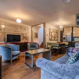 Exterior 1 Beautiful Three Bedroom House in West London, Hotel International Society of Ultrasound in Obstetrics and Gynecology (ISUOG)