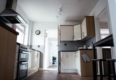 Lain-lain 6 Inviting 4-bed House in Kettering