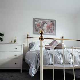 Room 1 Inviting 4-bed House in Kettering, Northamptonshire Hotels