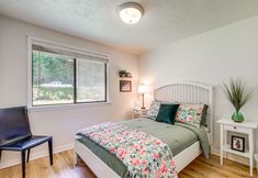 Others 5 Port Orchard Waterfront Retreat: Steps to Beach!