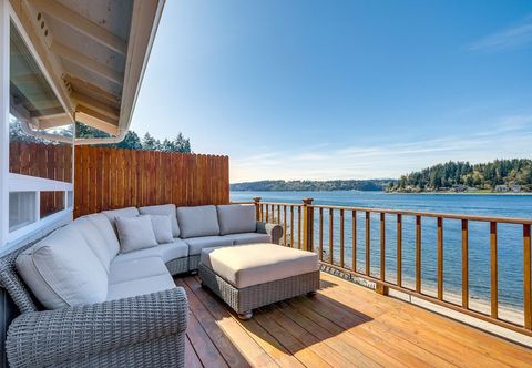 Others Port Orchard Waterfront Retreat: Steps to Beach!