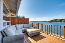 Others Port Orchard Waterfront Retreat: Steps to Beach!