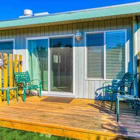 Room 1 Stardust Dunes Condo, 448 Olympic View Ave NE Hotels
