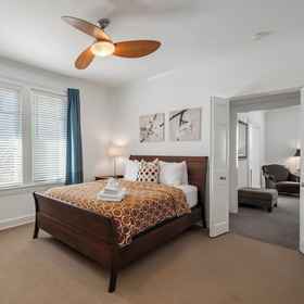 Room 1 Standish House by BCA Furnished Apts, Five Points Hotels